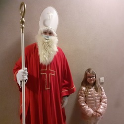 Flora-Emily hat sich sehr über den Nikolausbesuch gefreut.
