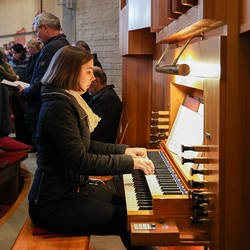 Kathrin Müllerferli begleitet an der Orgel