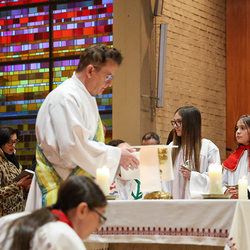 Diakon Wolfgang Garber bereitet den Altar für die Feier der Eucharistie